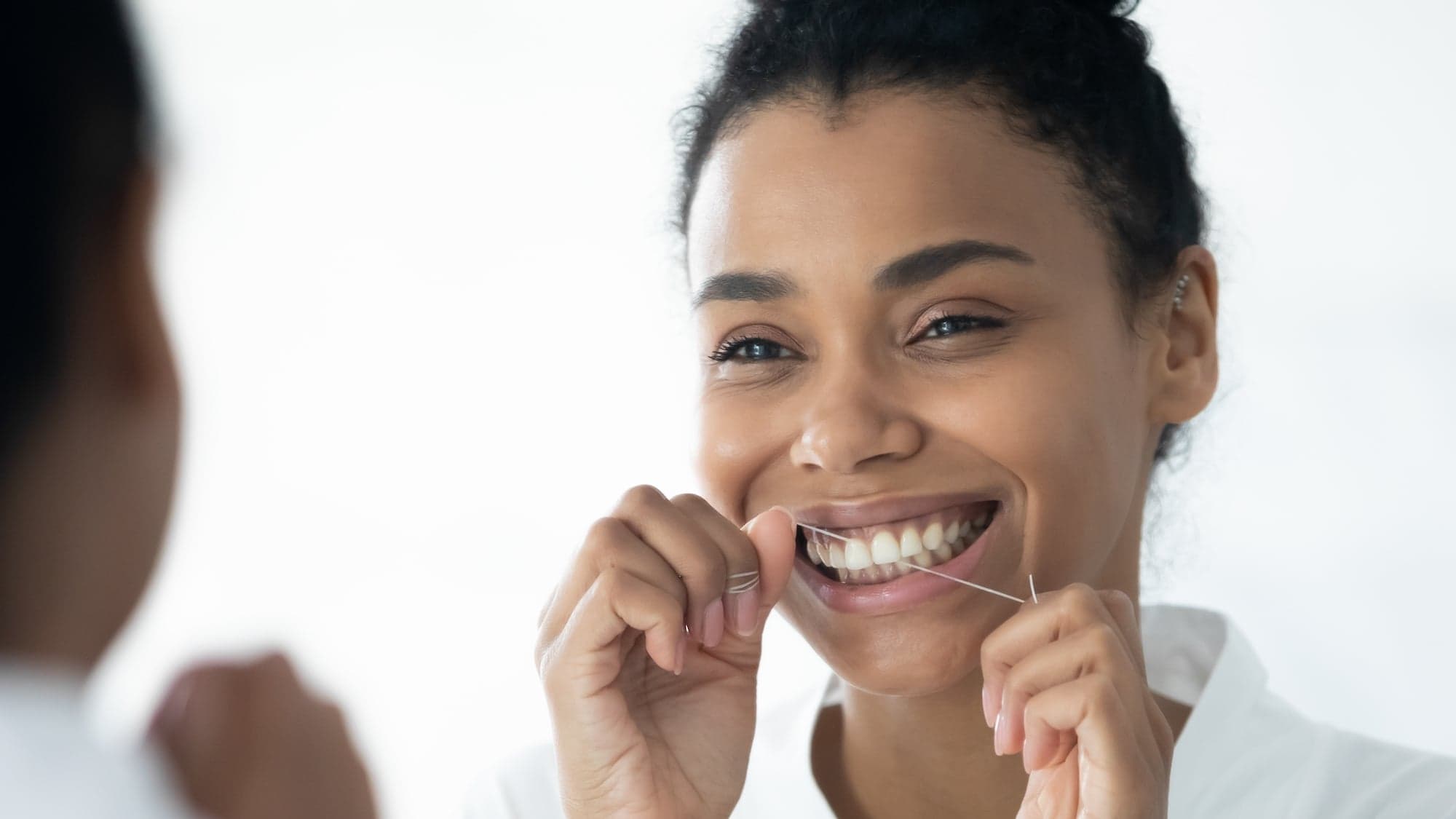 A dentista rivela: eccu cumu bisogna à fà cù u filu dentale
